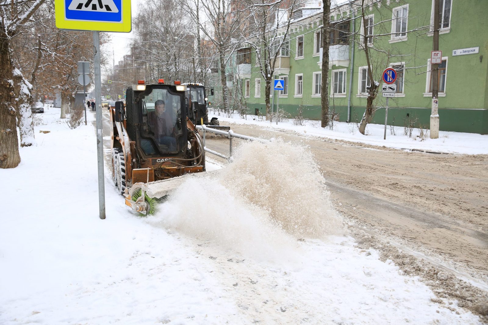 Дорожные службы Долгопрудного чистят дороги от снега - Официальный сайт  администрации города Долгопрудный